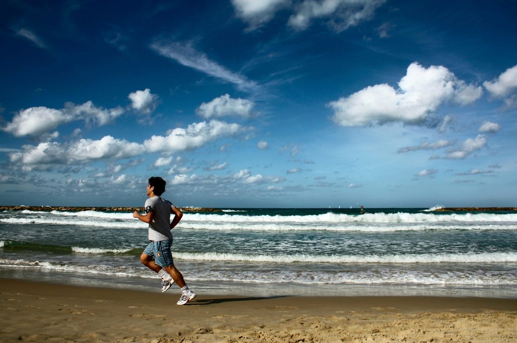 corriendo por la playa