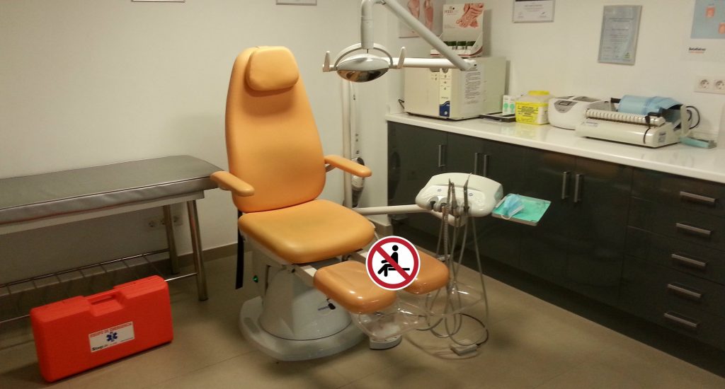 No sentarse en las perneras del sillón del podólogo