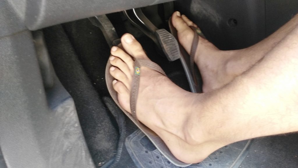 Está permitido conducir con chanclas